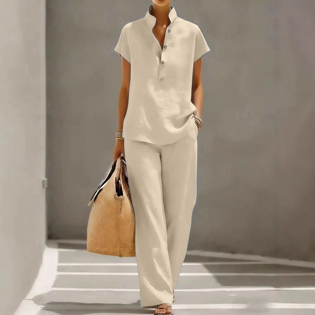 Ensemble femme avec haut boutonné et pantalon large.