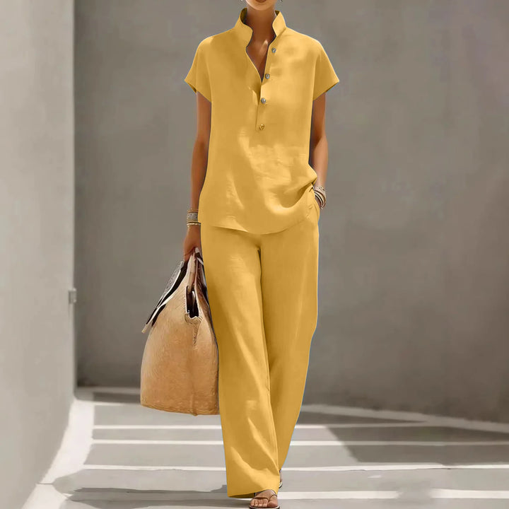Ensemble femme avec haut boutonné et pantalon large.