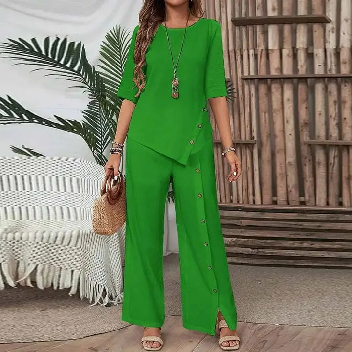 Chemise boutonnée à manches mi-longues et ourlet asymétrique, et pantalon à jambes larges.