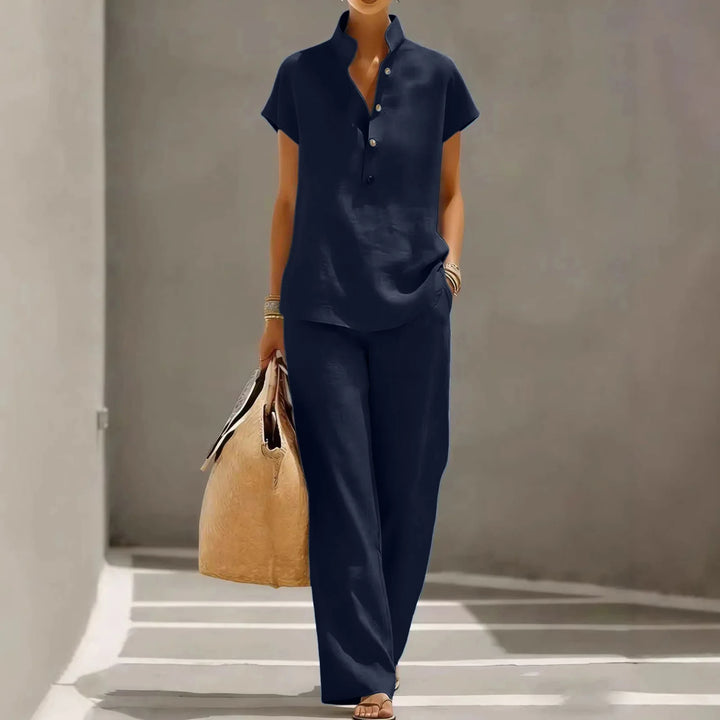 Ensemble femme avec haut boutonné et pantalon large.