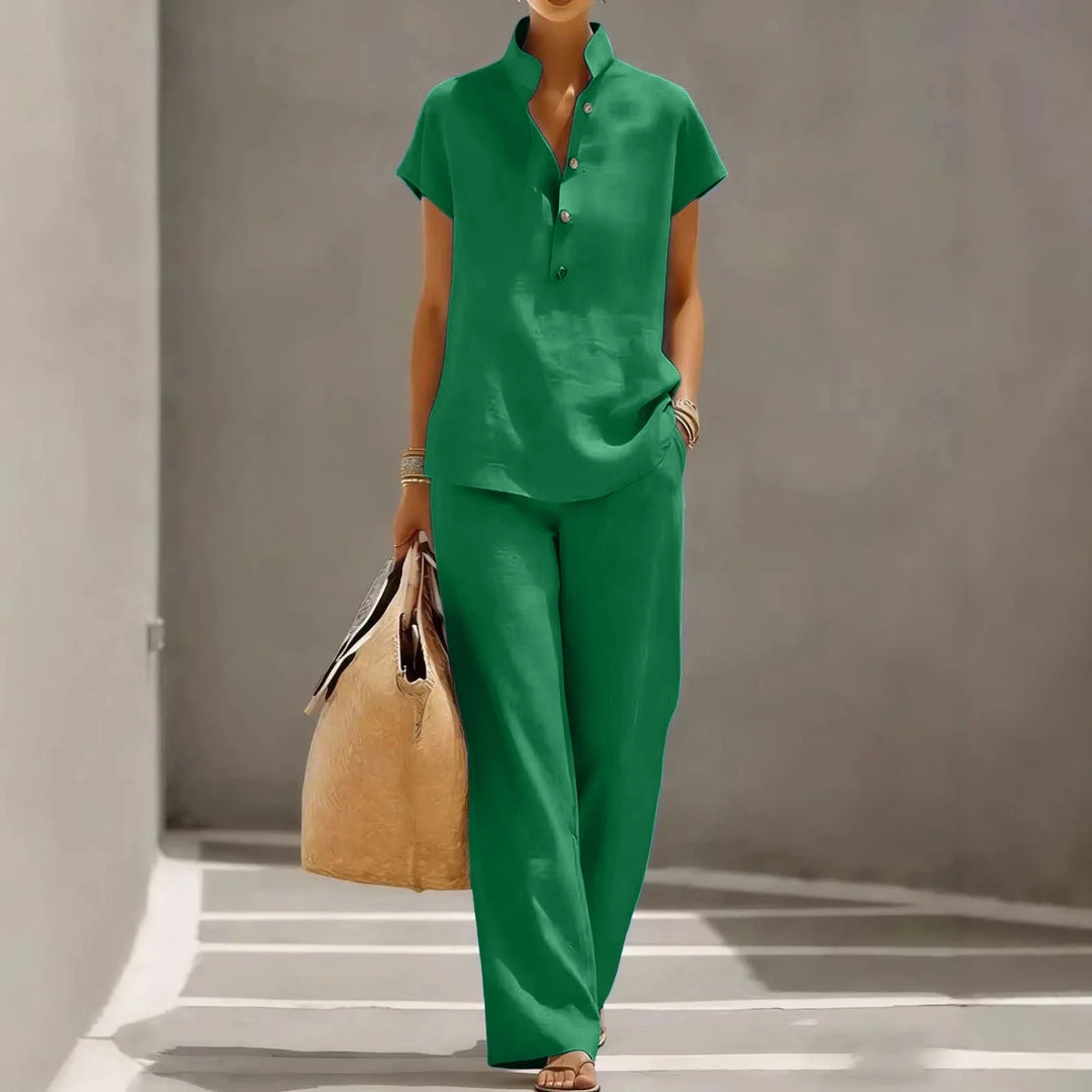 Ensemble femme avec haut boutonné et pantalon large.