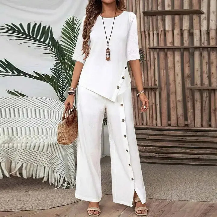 Chemise boutonnée à manches mi-longues et ourlet asymétrique, et pantalon à jambes larges.