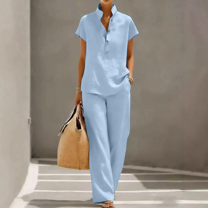 Ensemble femme avec haut boutonné et pantalon large.